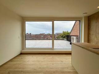 Vandaag nemen we je mee naar een penthouse in hartje Bornem. Een unieke woonst waar luxe, ruimte en energiezuinigheid samenkomen op een centrale locatie.<br /><br />Via de lift bereik je rechtstreeks het appartement. Bij het binnenkomen word je verwelkomd in de lichtrijke leefruimte met grote raampartijen en een open keuken, die samen een aangename en ruimtelijke woonbeleving creëren.<br /><br />De penthouse beschikt over twee volwaardige slaapkamers, een praktische berging en een stijlvolle badkamer uitgerust met zowel een ligbad als een inloopdouche. De hoogwaardige afwerking en het doordachte ontwerp zorgen voor een optimaal wooncomfort.<br /><br />Een absolute blikvanger is het ruime terras van maar liefst 42 m², waar je volop kan genieten van de zon en waar voldoende plaats is voor een gezellige lounge- en eetruimte.<br /><br />Ook op technisch en energetisch vlak scoort deze penthouse uitstekend. De woning is uitgerust met vloerverwarming in combinatie met een warmtepomp, een ventilatiesysteem type D en zes zonnepanelen.<br /><br />Verder beschikt de penthouse over een afzonderlijke fietsenberging. <br /><br />Er is een mogelijkheid om een autostaanplaats te huren aan € 100,00 per maand.<br /><br />De gemeenschappelijke kost bedraagt € 100,00 per maand.<br />Het appartement is beschikbaar vanaf 1 oktober.<br /><br />Het EPC is nog niet beschikbaar (nieuwbouw).<br /><br />Ben je op zoek naar een exclusieve nieuwbouwpenthouse?<br />Contacteer ons gerust via bryann@julimmo.be of 0492 86 51 03.