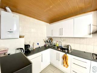 IDEALE INVESTERING: goedgelegen woning met 2 SLK, ZOLDER en TERRAS! INDELING: inkom, gezellige zithoek, leefruimte met grote keuken, berging, toilet en badkamer. Op het verdiep bevinden zich 2 slaapkamers. Zolder die nog extra mogelijkheden biedt. TROEVEN: goeie ligging, verhuurd aan correcte huurders (695 euro per maand)), geïsoleerd dak in perfecte staat, centrale verwarming aardgas, CONFORME elektr.. Bezoek na afspraak met IMMO BEGUIN: info@immobeguin.be