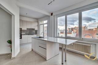 Sur la magnifique avenue Charles Woeste à Jette, dans un immeuble d’angle, au 3ᵉ étage, superbe appartement de ±110 m² offrant une...