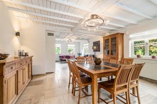 [[ DIT PAND NEEMT DEEL AAN DE ERA OPEN HUIZEN DAG OP 19/9 VAN 16:00 TOT 17:00 ]]
Perfect onderhouden open bebouwing met 4 slaapkamers, een grote bewoonbare oppervlakte en een prachtig zonnig perceel met achterliggende bossen.<br /><br />Deze woning in een residentiële en groene omgeving combineert ruimte, comfort en een uitstekende staat van onderhoud. De royale indeling biedt alle mogelijkheden voor gezinnen die op zoek zijn naar een ruim huis met veel leefcomfort. Dankzij de grote raampartijen geniet u van aangename lichtinval en een mooi zicht op het zonnige perceel en de achterliggende bossen. De volledig uitgeruste keuken, wellnessruimte met sauna en praktische garage zorgen voor extra comfort in het dagelijkse leven. Verder is de tuin prachtig aangelegd en beschikt deze over 3 verschillende zit- en ontspanningsruimtes.<br />EPC: B!<br /><br />Belangrijkste ruimtes:<br />• Ruime woonkamer (40 m²) met veel lichtinval<br />• Volledig ingebouwde keuken (19 m²) met inductiekookplaat, oven, microgolfoven en vaatwasser<br />• Inkomhal (11 m²) met vlotte toegang tot de leefruimtes<br />• Praktische wasplaats (9 m²) met aansluiting voor wasmachine en droogkast<br />• Berging (4 m²) voor extra opslagruimte<br />• Garage (22 m²) met automatische garagepoort<br />• Vier volwaardige slaapkamers van 11 m², 15 m², 16 m² en 17 m²<br />• Ruime badkamer (12 m²) met inloopdouche, dubbele wastafel en toilet<br />• Wellnessruimte (4 m²) met sauna<br />• Bergzolder<br /><br />Troeven:<br />• Perfect onderhouden woning in uitzonderlijke staat<br />• Grote bewoonbare oppervlakte met 4 slaapkamers<br />• Zonnig perceel met mooi zicht op achterliggende bossen<br /><br />Neem vandaag nog contact op voor een bezoek aan deze prachtige woning!<br /><br />JOUW DROOMHUIS. ZO GEVONDEN!