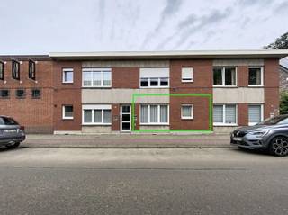 <p><span>Gezellig gelijkvloers appartement met garage op een centrale ligging in Brasschaat</span></p><p><span>Op een gunstige locatie nabij het centrum van Brasschaat, op wandelafstand van scholen, winkels en openbaar vervoer, bevindt zich dit instapklare gelijkvloerse appartement. </span></p><p><span>Het appartement heeft een lichtrijke leefruimte met open, ingerichte keuken voorzien van kookplaat, dampkap en koelkast. Verder beschikt het appartement over twee volwaardige slaapkamers van ca. 16 m² en 10 m², een praktische berging en een badkamer uitgerust met een ligbad met douchevoorziening, een enkele lavabo en een toilet.</span></p><p><span>Achteraan bevindt zich een aangenaam koertje van circa 10 m². Een extra troef is de garage aan de achterzijde van het gebouw, die zorgt voor bijkomende opslagruimte of een veilige parkeerplaats.</span></p><p><span>Gemeenschappelijke kosten: 25/maand.</span></p>