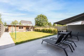 <p><span>Situation<br />C'est</span><span>dans un cadre de vie calme et agréable que vous découvrirez cette magnifique maison familiale située dans la Ledelaan, à Sleidinge. <br />Une maison contemporaine où confort, espace et ambiance chaleureuse s'harmonisent à la perfection. <br />Grâce à son emplacement idéal, vous profiterez ici d’un cadre de vie agréable, avec toutes les commodités à proximité.</span><span><br /><br />Une maison soignée dans les moindres</span><span>détails<br />Dès votre arrivée, vous ressentirez immédiatement le soin et l’attention avec lesquels cette maison a été entretenue. <br />Le hall d’entrée vous accueille avec élégance et mène aux agréables espaces de vie. <br />Le salon chaleureux constitue le cœur de la maison, avec comme élément d’ambiance la belle cheminée dans le coin salon. <br />La superbe cuisine s’intègre parfaitement à l’espace de vie.<br />Son style contemporain, son agencement pratique et ses finitions de qualité en font un lieu de vie agréable.<br />Au premier étage, vous trouverez trois chambres à part entière ; la salle de bains est aménagée de manière pratique et offre tout le confort nécessaire à la vie quotidienne de la famille.</span></p><p><span>À l'arrière de la maison, vous découvrirez un jardin soigné avec terrasse, un espace extérieur agréable où vous pourrez vous détendre en toute tranquillité. <br />La terrasse couverte vous permet de profiter pleinement de la vie en plein air, même les jours moins ensoleillés. <br />Un endroit idéal pour les longues soirées d'été, les dîners conviviaux ou un moment de détente autour d'un café.<br /><br />Cette maison parfaitement entretenue allie le confort de vie contemporain à la chaleur et à la convivialité.</span><span><br /><br />Supplément<br />/</span><span><br /><br /><br />Atouts<br /><br /><br /><br /><br /></span></p>