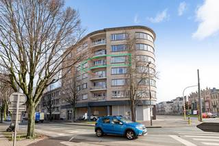 Appartement gelegen in hoekgebouw op centrale locatie, vlakbij invalswegen en openbaar vervoer. Inkomhal met gastentoilet, keuken met toegang...