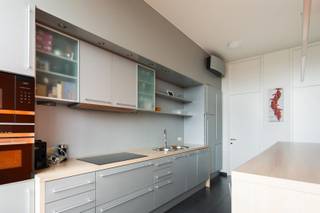 Welkom in deze penthouse op de vijfde verdieping in centrum Mechelen, gelegen aan de Dijle met de Vismarkt als overbuur. AAA-locatie with a view.Je kan genieten van een prachtig dakterras (71m²) met prachtig zicht over de historisch binnenstad. Verder is er een ruime living met hoge plafonds met aansluitend een semi-open keuken, inkomhal met 4deurs vestiare en gastentoilet. Aan de achterzijde bevinden zich 2 slaapkamers met ingemaakte kasten en telkens een eigen badkamer.Zowel de woonkamer, keuken als beide slaapkamers beschikken over nieuwe airco's.Verder beschikt het appartement nog over een wasplaats en kelderberging.Mogelijkheid tot huren van 1 of 2 ondergrondse autostaanplaatsen.