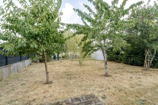 <p>Bent u op zoek naar een ruime woning (319 m² bruikbare vloeroppervlakte) in <strong>Waregem </strong>met tal van mogelijkheden? Deze grotendeels gerenoveerde woning biedt vier slaapkamers, een <strong>ruime loods</strong>, een inpandige garage in de hoofdwoning, een dubbele garage buiten en veel parkeergelegenheid. Er resteren nog enkele kleine afwerkingszaken. Het pand biedt tal van mogelijkheden voor wie <strong>wonen en werken wil combineren</strong>. Het <strong>bijgebouw met eigen huisnummer</strong> kan dienen, na renovatie, als bureauruimte of als extra woonentiteit</p>
<p><strong>Indeling</strong></p>
<ul><li><strong>Gelijkvloers:</strong> Ruime inkomhal, lichtrijke leef- en eetruimte, nieuwe en ruime keuken, aparte wasplaats, badkamer met bad en toilet, extra ruimte die kan dienen als slaapkamer, bureau of praktijkruimte, inpandige garage en toegang tot de ruime loods en dubbele garage. Het aparte bijgebouw met eigen huisnummer kan dienen, na renovatie, als bureauruimte, berging of als extra woonentiteit. Achter het bijgebouw ligt een tuin met fruitbomen en zicht op de velden</li><li><strong>1ste verdiep:</strong> Vier ruime slaapkamers en badkamer met douche, lavabo en toilet</li><li><strong>2de verdiep:</strong> Zolder</li></ul>
<p><strong>Troeven</strong></p>
<ul><li>Hoofdwoning met EPC-label C: <strong>geen renovatieverplichting</strong></li><li><strong>Conforme elektriciteit</strong> en reeds gescheiden rioleringsstelsel</li><li><strong>Ruime loods</strong> met tal van mogelijkheden</li><li>Inpandige garage en dubbele garage buiten</li><li>Bijgebouw met apart huisnummer</li><li>319 m² bruikbare vloeroppervlakte</li></ul>
<p>Wenst u meer informatie of een bezoek ter plaatse?<br />Contacteer Sofie via 0474 22 21 82.</p>