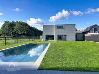 <p>Instapklare vrijstaande woning op 917m² bestaande uit een inkomhal met gastentoilet en berging, lichtrijke leefruimte met eet-en zithoek + houtkachel, ruime en volledig uitgeruste keuken met eetplaats, bureel/polyvalente ruimte, was/bergplaats met douche en een private tuin met zwembad en afgewerkte poolhouse met keuken en extra tuinberging. Op het verdiep zijn 4 volwaardige slaapkamers, nachthal en een ingerichte badkamer (ligbad, toilet en dubbele wastafel).</p>
<p></p>
<p>Extra troeven:</p>
<ul>
<li>Energiezuinig</li>
<li>Voorzien van zonnepanelen</li>
<li>Regenwaterput van 15.000L</li>
<li>Onderhoudsvriendelijke zuid gerichte tuin met grote terrassen + zwembad met poolhouse</li>
<li>Private oprit voor meerdere wagens</li>
<li>Vlotte verbinding naar scholen, winkels, openbaar vervoer en in-en uitvalswegen</li>
<li>instapklaar</li>
</ul>
<p></p>
<p>Deze villa is te koop ZONDER makelaar via het concept van Smart Houses! Verdere inlichtingen of bezoek? Contacteer rechtstreeks de eigenaar via +32491071237</p>