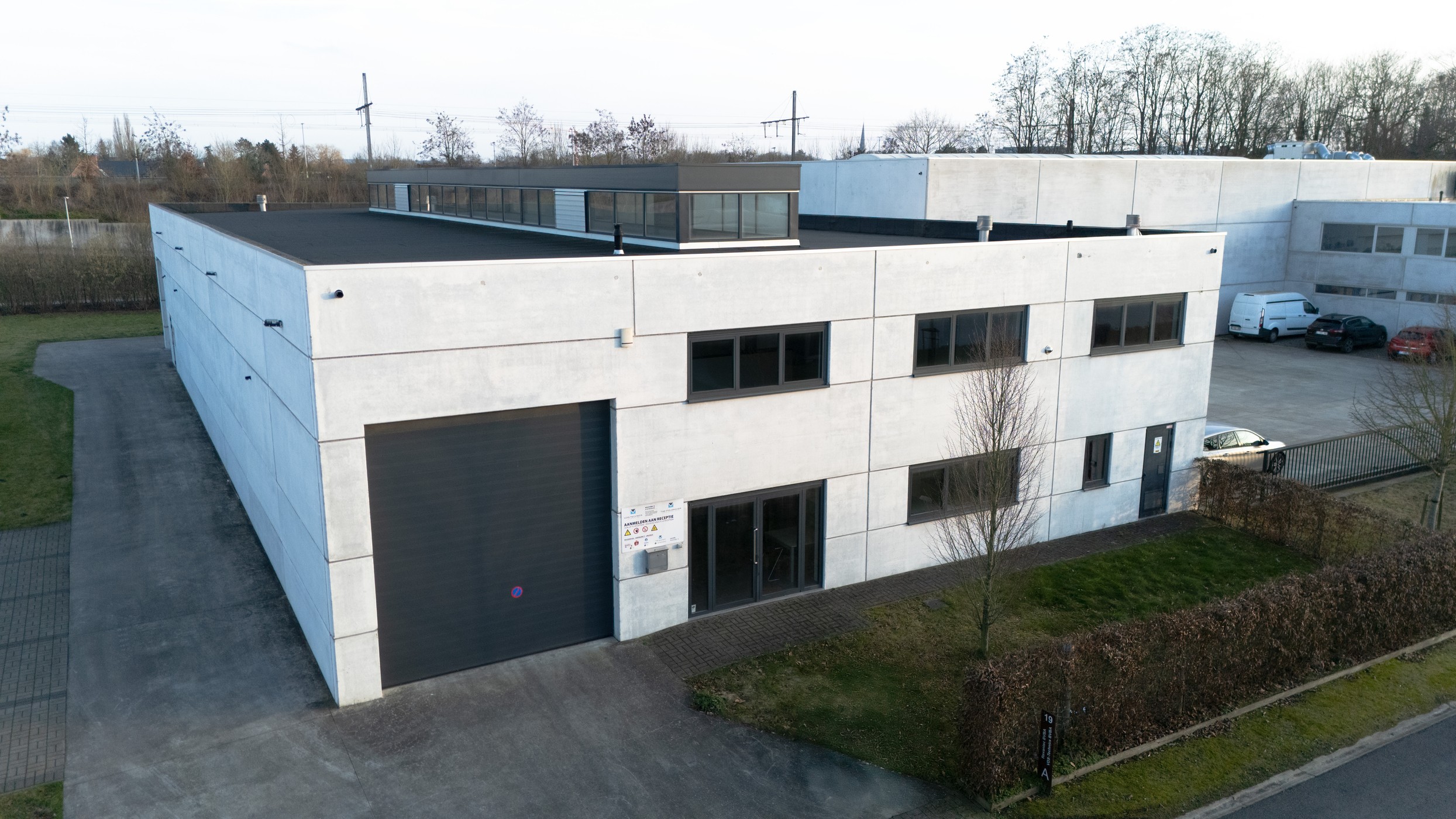 Bedrijfsgebouw met magazijn 725m² en kantoor 150m² vlakbij E17 te Waregem - foto 5