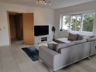 SERSKAMP - Ruim appartement met overdekte staanplaats.<br /><br />Inschrijven voor het geplande kijkmoment kan via onze website => www.immoderas.be/afspraak-instructies<br /><br />Dit appartement maakt deel uit van een kleinschalige, rustige residentie. In de directe omgeving zijn verschillende kleinhandelszaken, een schooltje en het statio/openbaar vervoer. De E40 bereikt u binnen de 10 min.<br /><br />Het appartement omvat een inkomhal met apart toilet en mogelijkheid tot vestiaire, lichtrijke leefruimte, geïnstallleerde keuken (vaatwas, koelkast, keramische kookplaat) met aanpalende, ruime berging, grote slaapkamer, kleine slaapkamer, badkamer met inloopdouch en wastafel.<br /><br />Inbegrepen in de huurprijs is een open garage (lees: zonder poort). Achter het gebouw ligt een grasveld dat als gemeenschappelijke tuin mag gebruikt worden.<br /><br />Geen gemeenschappelijke kosten.