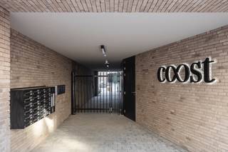 In het project Coost zijn er momenteel 14 erkende assistentiewoningen die momenteel verhuurd zijn en die als investering te koop worden aangeboden.<br /><br /><span><strong>De aankoopprijzen starten van 271.640 euro tot 431.240 euro. Geniet ONMIDDELLIJK van rendementen van 3,64% tot 4,00%</strong></span><br /><br />De assistentiewoningen werden gebouwd in een uniek historisch gebouw, centraal gelegen in Oostende. De assistentiewoningen, met één of twee slaapkamers, zijn ruim ontworpen en voorzien van alle hedendaags comfort. De uitstekende locatie, de vlotte bereikbaarheid, de nabijheid van buurtwinkels en het woonzorgcentrum Sint-Elisabeth staan garant voor een aangename woonomgeving en vlotte verhuur. Bij de aankoop van een erkende assistentiewoning om er zelf te wonen of te verhuren geniet u bovendien van diverse fiscale voordelen.<br /><br />Wenst u meer info, neem rechtstreeks contact met onze verkoper Ronny Heughebaert op 0470 95 08 04 voor een afspraak terplaatse.