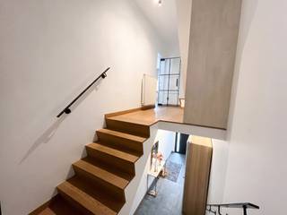 Ruimte, licht en hedendaags wooncomfort komen mooi samen in dit verzorgde duplex appartement aan de Tongersesteenweg in Bilzen-Hoeselt. De royale leefruimtes, grote raampartijen en moderne afwerking creëren een aangename en huiselijke sfeer. Dankzij de doordachte indeling geniet u bovendien van veel ruimte en privacy.<br /><br />Een absolute troef is het uitzonderlijk ruime en zonnige terras. Hier is voldoende plaats voor zowel een grote eettafel als een gezellige loungehoek. De aanwezige zonnewering zorgt op warme en zonnige dagen voor extra comfort.<br /><br />Indeling:<br /><br />Gelijkvloers:<br />- autostaanplaats<br /><br />Verdieping +1:<br />- Verzorgde inkomhal met praktische ingebouwde opbergruimte<br />- Ruime en lichtrijke leefruimte<br />- Aangename eetruimte met veel natuurlijke lichtinval<br />- Volledig uitgeruste keuken<br />- 1 ruime slaapkamer<br />- Moderne badkamer met ruime inloopdouche<br />- Uitzonderlijk groot en zonnig terras met zonnewering en veel privacy<br /><br />Verdieping +2:<br />- Nachthal<br />- 2 slaapkamers<br /><br />Ook de ligging van dit appartement te huur in Bilzen-Hoeselt is een grote troef. Het centrum, winkels en andere dagelijkse voorzieningen bevinden zich vlakbij. Via de Tongersesteenweg zijn ook belangrijke invalswegen en omliggende gemeenten vlot bereikbaar.<br /><br />Het forfaitaire bedrag bedraagt € 300 per maand en omvat alle kosten: water, elektriciteit, gas, internet en airconditioning. Er komen hiervoor geen bijkomende verbruikskosten bij.<br /><br />Wie een ruim duplex appartement wil huren in Bilzen-Hoeselt, vindt hier een mooie combinatie van modern wooncomfort, drie slaapkamers, lichtrijke leefruimtes en een uitzonderlijke buitenruimte. Dit appartement biedt alles voor wie comfortabel en centraal wil wonen in Bilzen-Hoeselt<br /><br />De snelste manier om dit appartement te bezichtigen? Vraag je bezoek aan via de rode knop op onze website.<br /><br />Telefonisch kunnen er geen afspraken worden ingepland. Voor andere vragen kun je ons telefonisch bereiken via 011 30 50 50.<br /><br />Tot binnenkort!