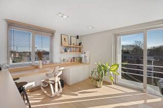In Eke, vlakbij de grote invalswegen N60 en E17 vinden we deze recent gebouwde kleinschalige residentie.Het appartement is uniek in zijn...