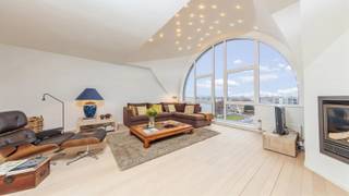 <p><span>In het hart van Tienen, met een vlotte verbinding naar de E40, zijn wij verheugd dit prestigieuze duplexappartement te koop aan te bieden, gelegen op de bovenste verdiepingen (4de en 5de) van de stijlvolle residentie </span><span>Menegaard</span><span>. Dit uitzonderlijk appartement combineert ruimte, licht en comfort met een hoogwaardig afwerkingsniveau en een zonnig ZW-georiënteerd terras. Met een bewoonbare oppervlakte van maar liefst 190 m² geniet u hier van een bijzonder aangename woonbeleving. Het appartement omvat een elegante inkomhal met natuurstenen vloer, vestiaire en gastentoilet, een ruime berging/wasplaats, een volledig ingerichte woonkeuken met ontbijtruimte en een indrukwekkende L-vormige leefruimte met parket, ingebouwde gashaard en sfeervol boograam. Het ruime terras met bankirai vloer, automatische zonwering en rolhordeur vormt een echte meerwaarde. Op de bovenverdieping bevinden zich een nachthal met ingemaakte kasten en bureaumogelijkheid, drie volwaardige slaapkamers, waarvan één met ensuite badkamer, en een tweede volledig uitgeruste badkamer. Verder beschikt het appartement over een ruime privatieve kelder (±16 m²) en een vlot toegankelijke autostaanplaats, inbegrepen in de prijs. Aluminium ramen met dubbele beglazing, veluxramen met rolluiken en individuele verwarming op aardgas zorgen voor hedendaags comfort. De centrale ligging, royale oppervlakte en verfijnde afwerking maken dit appartement tot een absolute buitenkans.<br />Uw bezoek meer dan waard voor snelle beslissers.</span></p>