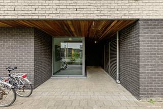 Lichtrijke en gezellige studio te koop te centrum Gent. Gelegen nabij Gent-Zuid en op een boogscheut van de autosnelweg.<br /><br />Studio (39m²) welke volledig is afgewerkt en heeft een woonkamer met keuken en slaaphoek. Aparte berging/wasplaats en badkamer met toilet en inloopdouche.<br /><br />+ Laag verbruik (label A);<br />+ Parket vloer;<br />+ Terras.<br />+ Momenteel verhuurd aan 700€/mnd<br /><br />Label A EPC86 kWh/m² UC3357120<br /><br />Benieuwd naar dit pand of een andere eigendom? www.coventa.be – 051 222 051