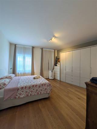 Adembenemende duplex van 139 m² gelegen aan de Vlaamse Steenweg, in het bruisende centrum van Brussel. Deze uitzonderlijk ruime woning strekt zich uit over twee verdiepingen en biedt een royale leefruimte, perfect voor gezinnen die op zoek zijn naar comfort en ruimte in de stad.De duplex telt maar liefst drie slaapkamers van respectievelijk 23 m², 19 m² en 15 m², wat volop flexibiliteit biedt: een gezinskamer, een bureau of een logeerkamer, alles is mogelijk. Comfortabel wonen wordt nog vergemakkelijkt door de aanwezigheid van twee wc's en een voorziening voor een wasmachine. Het aangename terras van 16 m² met zicht op de Vlaamse Steenweg is de ideale plek om buiten te vertoeven, te ontbijten of te genieten van een rustig moment boven het straatgewoel.Dankzij de centrale ligging ben je op wandelafstand van de Beurs, De Munt, het Dansaertkwartier en tal van winkels, horeca en openbaar vervoer.Het appartement beschikt over een eigen kelderberging. Bewoners kunnen daarnaast gebruikmaken van de gemeenschappelijke fietsenstalling, ideaal voor wie graag met de fiets de stad intrekt vanuit deze centrale ligging.Dankzij de zeer lage algemene kosten van het gebouw is deze duplex een uitstekende opportuniteit, zowel voor eigen bewoning als als investering.