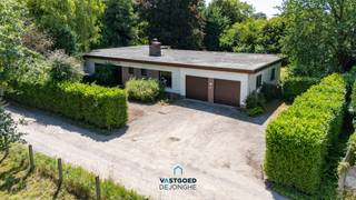 Gelegen nabij het centrum van Deurle en omgeven door groen, treffen we deze zeer ruime open bebouwing aan. Het huis heeft de volgende...