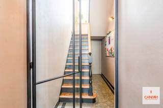 Deze verzorgde woning is gelegen aan de <strong>binnenring van Gent</strong>, waardoor u een <strong>vlotte</strong> <strong>verbinding</strong> heeft via de R4 en N9. Verschillende bushaltes zijn bereikbaar op wandelafstand. Daarnaast bevinden zich verschillende winkels, horeca, scholen, recreatie zoals de <strong>Bourgoyen</strong> en de Blaarmeersen en het zwembad van Rooigem in de nabije omgeving. <br /><br />Via de inkomhal komt u binnen in de gezellige<strong> woonkamer</strong>, die in verbinding staat met de <strong>eetkamer</strong>. Aansluitend vindt u de <strong>moderne keuken met ontbijthoek</strong> en afzonderlijke berging met toilet.<strong> </strong>Vanuit de keuken is er toegang tot de aangename groene stadstuin met<strong> zuidwestelijke oriëntatie. </strong>Verder beschikt de woning ook over een <strong>ruime en praktische kelder</strong> die toegankelijk is via de inkomhal.<br /><br />De <strong>stijlvolle en originele trap</strong> brengt u naar de eerste verdieping, die plaats geeft aan de ruime badkamer, uitgerust met zowel<strong> </strong>een<strong> ligbad </strong>als <strong>douche</strong>. Daarnaast is er op deze verdieping een eerste<strong> </strong>ruime slaapkamer. <br /><br />Op het tweede verdiep bevinden zich nog <strong>twee</strong> comfortabele <strong>slaapkamers</strong>. De vaste trap brengt u naar de zolderverdieping die is ingericht als <strong>extra</strong> <strong>slaapkamer/logeerkamer</strong>.<br /><br />TROEVEN: <strong>EPC label B</strong> -  EK conform - <strong>zonnepanelen met thuisbatterij</strong> - instapklaar - toffe stadstuin - goede bereikbaarheid<br /><br />Deze woning is ideaal voor wie op zoek is naar comfort, een sterke bereikbaarheid en een thuis met voldoende ruimte in de stad. Wenst u graag een afspraak, neem dan contact op met Theo voor uw bezoek ter plaatse: theo@convas.be 