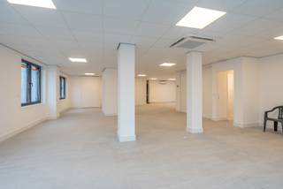 Gerenoveerd handelspand met garage, gelegen op de Antwerpsesteenweg te Vosselaar!Omschrijving:Deze handelsruimte van ± 165m² is zeer centraal...