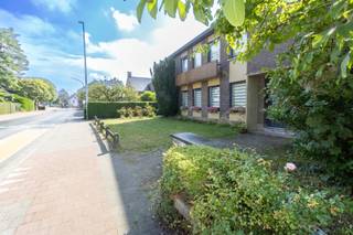 <h2><span>Spacieuse villa avec 6 chambres, un local professionnel et un jardin aménagé sur un terrain de 877 m² à Grobbendonk</span></h2><p><span>Cette spacieuse propriété de type « open bebouwing » est située sur un beau terrain de 877 m² dans un quartier agréable et facilement accessible à Grobbendonk. La maison allie un espace de vie spacieux à de nombreuses possibilités grâce à l’ancien cabinet de kinésithérapie.</span></p><p><span>L'un de ses principaux atouts est l'entrée indépendante de l'ancien cabinet, dotée d'une salle d'attente séparée, d'un espace de consultation et de toilettes. La propriété est donc particulièrement adaptée à ceux qui souhaitent allier vie privée et vie professionnelle, exercer une activité indépendante à domicile ou qui ont besoin d'un espace polyvalent supplémentaire. Bien entendu, cet espace peut également être aménagé à d’autres fins, en fonction des besoins du nouveau propriétaire.</span></p><p><span>La maison dispose de pas moins de 6 chambres, ce qui la rend idéale pour une famille nombreuse ou pour ceux qui souhaitent disposer de pièces supplémentaires pouvant servir de bureau, de salle de loisirs ou de chambre d’amis.</span></p><p><span>Les pièces à vivre bénéficient d’un accès agréable au jardin aménagé, où vous pourrez profiter de la vie en plein air en toute tranquillité. De plus, plusieurs places de stationnement sont prévues sur la parcelle.</span></p><p><span>Au sous-sol, la maison dispose d’un espace semi-enterré combiné à un vide sanitaire, ce qui offre un espace de rangement supplémentaire et des possibilités pratiques.</span></p><h3><span>Voici quelques-uns de ses atouts :</span></h3><ul><li><span>Spacieuse maison ouverte / villa</span></li><li><span>Située sur un terrain de 877 m²</span></li><li><span>Pas moins de 6 chambres</span></li><li><span>Ancien cabinet de kinésithérapie</span></li><li><span>Entrée indépendante, salle d'attente et cabinet de consultation</span></li><li><span>Idéal pour allier vie privée et vie professionnelle</span></li><li><span>Jardin aménagé</span></li><li><span>Plusieurs possibilités de stationnement</span></li><li><span>Demi-sous-sol et demi-vide sanitaire</span></li><li><span>Installation électrique conforme</span></li><li><span>Classe énergétique D : aucune obligation de rénovation</span></li><li><span>Située à proximité des commerces, des écoles, des transports en commun et d’autres commodités quotidiennes</span></li></ul><p><span>Grâce à la combinaison d’une surface habitable spacieuse, de six chambres, de l’ancien cabinet professionnel et d’un grand terrain, cette villa offre de nombreuses possibilités à ceux qui recherchent une maison familiale spacieuse avec un potentiel supplémentaire.</span></p><p><span>Une propriété polyvalente bénéficiant d’un emplacement idéal à Grobbendonk, qui permet de concilier à merveille vie privée, vie professionnelle et vie de famille confortable.</span></p><p><span> </span></p><p><span>Renseignements urbanistiques sur demande </span></p><p><span> </span></p><p><span>Info : Nicki, 0496 02 35 68, nf@janssenenjanssen.be</span></p>