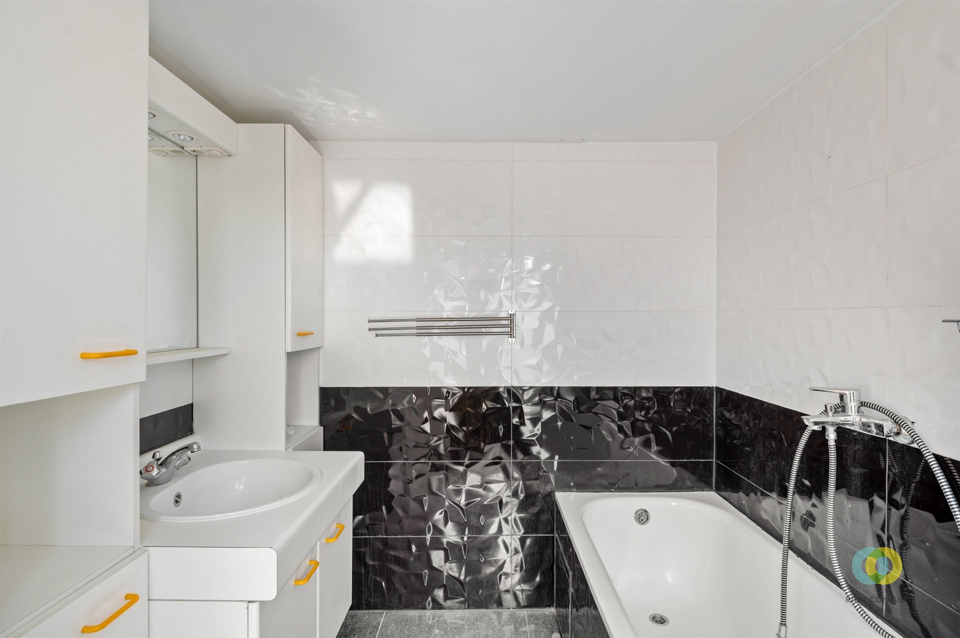 Huis met koer en drie slaapkamers mogelijk - foto 3