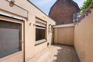 <p><span><strong>Te renoveren woning met 3 slaapkamers, stadstuin en veel potentieel.</strong></span></p><p><span>Deze ruime woning biedt een uitstekende basis voor wie op zoek is naar een renovatieproject met mogelijkheden. Dankzij de praktische indeling, drie slaapkamers en de aangename stadstuin kan je hier een woning creëren die volledig aansluit bij jouw eigen wensen en woonstijl. Gelegen in een rustige woonomgeving en op korte afstand van dagelijkse voorzieningen.</span></p><p><span><strong>Indeling:</strong> inkomhal, ruime leefruimte met toegang tot het terras, keuken, badkamer, apart toilet en berging. Op de eerste verdieping bevinden zich twee slaapkamers. De tweede verdieping omvat een derde slaapkamer en een aparte bureauruimte, ideaal als thuiswerkplek, hobbyruimte of extra polyvalente kamer.</span></p><p><span>De woning biedt verschillende mogelijkheden voor wie graag de handen uit de mouwen steekt en een eigendom wil vernieuwen volgens eigen smaak en budget.</span></p><p><span>Te koop via Immo Beguin, jouw vastgoedexpert sinds 2009.</span></p><p><span>✉️ </span><span>emmy@immobeguin.be</span></p>