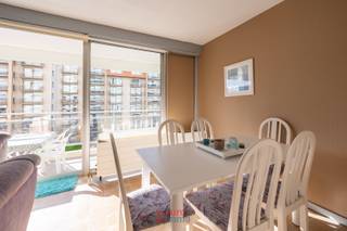 Op zoek naar een ideale uitvalsbasis voor een geslaagde vakantie aan zee? Dan is deze studio precies wat u zoekt! Gelegen aan de zuidkant van de Franslaan, geniet u hier van een aangename lichtinval en een ruim terras waar u volop van de zon kan genieten.<br /><br />Het gebouw zelf is zéér stevig en werd de laatste jaren op verschillende vlakken vernieuwd: de gevel, de inkomhal, de gangen,... stuk voor stuk werden ze onder handen genomen. Een mooie garantie voor de toekomst!<br /><br />Dankzij de centrale ligging in Nieuwpoort bevindt u zich hier binnen enkele stappen van winkels, restaurants en uiteraard het strand. De studio zelf beschikt over een handige slaaphoek, waardoor u hier op een compacte maar functionele manier kan verblijven.<br /><br />Kortom: een leuke studio op een fantastische locatie, ideaal voor wie een vaste stek aan zee zoekt. <br /><br />EPC: 142.