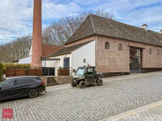 Volledig vernieuwd en bestaande uit een inkomhall, heel ruime en gezellige living met eetplaats, ingerichte nieuwe keuken met berging, 2...