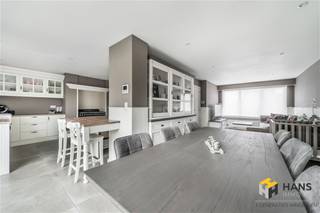 <p><span>Volledig gerenoveerde woning (129m²) met 3 slaapkamers, 1 garages en tuin (145 m²) in Berendrecht.</span></p><p><span> </span></p><p><span>In deze rustige wijk treffen we deze verzorgde prachtige woning, gelegen aan een groene (sport)weide. Een uitstekende locatie voor gezinnen met kinderen, waar rust, ruimte en veiligheid hand in hand gaan. Verschillende bushaltes bevinden zich op wandelafstand en met de wagen bereik je de snelweg in slechts enkele minuten.</span></p><p><span> </span></p><p><span>De woning werd doorheen de jaren gerenoveerd en beschikt over een praktische en logische indeling. Je komt binnen via de inkom- en traphal en loopt links eerst langs de inpandige garage van 13 m² en het apart gastentoilet, om vervolgens de open leef keuken te bereiken. De gezellige woonkamer heeft een mooie oppervlakte van 22 m² . De zuid-georiënteerde tuin van 145 m² biedt volop buitenruimte. Op de bovenverdieping bevinden zich drie slaapkamers van 8 m², 9 m² en 14 m². De badkamer is uitgerust met een douche, bad en lavabo en op de nachthal is er nog een aparte wc voorzien.</span></p><p><span> </span></p><p><span>Ben je op zoek naar een verzorgde gezinswoning op een rustige, groene locatie? Dan is dit een kans die je niet mag missen! Bewoonbare opp. 129 m² ref.: bruto vloeropp. EPC-certificaat. Voor meer info of een gratis schatting surf naar </span><span><span>www.hansimmo.be</span></span></p><p><span> </span></p><p><span> </span></p>