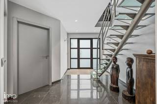 Deze instapklare villa combineert stijl, comfort en een uitzonderlijk gevoel van ruimte. Door de jaren heen werd de woning met veel zorg...