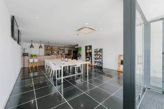 Voor verdere info of een vrijblijvende waardebepaling van uw eigendom: info@homixx.be of 016 84 96 84.<br /><br />Op de Grote Bollostraat in Tremelo stellen wij met trots dit ruime en veelzijdige handelspand voor. Met een royale oppervlakte van circa 130 m² biedt deze eigendom de ideale basis voor uw onderneming of professionele activiteit. Dankzij de combinatie van een uitstekende ligging en hedendaags comfort kunt u hier uw klanten ontvangen in een professioneel en aangenaam kader.<br /><br />Het pand is praktisch ingedeeld en beschikt over een afgesloten keuken en een apart toilet. Aan bergruimte is er geen gebrek: achterin bevindt zich een ruime stockruimte, aangevuld met een tweede, kleinere bergruimte. Bovendien is deze eigendom uitgerust met hoogwaardige technieken die zorgen voor optimaal gebruikscomfort en een lage energiefactuur. Zo geniet u van verwarming via een energiezuinige warmtepomp, een doordacht ventilatiesysteem type D, aangename airconditioning en een modern alarmsysteem met camera voor een optimale veiligheid.<br /><br />Bent u op zoek naar een instapklaar handelspand met alle modern comfort om uw onderneming te laten groeien? Neem gerust contact met ons op voor meer informatie of om uw bezoek in te plannen.