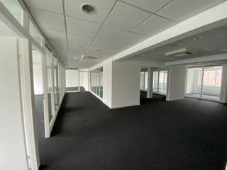 Offices on the 5th floor of a building at the corner of Rue du Commerce and Rue de Luxembourg in the European district.<br />At walking distance from Trône metro station and the beautiful De Meeûs square. These offices have been mainly renovated. The given surface area is the net surface area (thus excluding shared lift and staircase and shared sanitary facilities. <br />Sun protection both inside and outside. Real opportunity!<br />Surface: 290 sqm