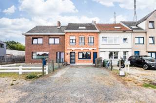 Deze knappe en zeer ruime woning van meer dan 160 m² bewoonbare oppervlakte is volledig instapklaar en wacht enkel nog op uw meubelen. De vier ruime slaapkamers bieden volop plaats aan het hele gezin, terwijl de lichtrijke leefruimte met open keuken het comfort van vandaag combineert met een aangename woonsfeer. Dankzij de zuidoostelijke oriëntatie en de driedubbelwandige koepel baadt het interieur van 's ochtends tot in de namiddag in natuurlijk licht en oogt alles heerlijk open en ruimtelijk.<br />Op energetisch vlak scoort deze thuis uitstekend: EPC B (172), aardgas condensatieketel, vloerisolatie van 5 cm, muurisolatie van 5 cm en maar liefst 18 cm dakisolatie. De dubbele en hoogrendementsbeglazing, aangevuld met zonnewering en vliegenramen, zorgen het hele jaar door voor een aangenaam binnenklimaat. De elektriciteit is conform en de woning is asbestveilig — u koopt dus zonder verrassingen.<br />Ook de praktische indeling overtuigt: een verzorgde badkamer op het verdiep met bad, douche, spoelbak en wc, een tweede wc, een handige aparte gang voor fietsen of vuilbakken en een oprit voor twee wagens vervolledigen het geheel.<br />De ligging maakt het plaatje compleet. Aan de Lokerse Baan geniet u van een vlotte bereikbaarheid, met restaurants, winkels en station Sinaai op een boogscheut. Ideaal voor gezinnen die ruimte, comfort en connectiviteit zoeken.<br />Bel of mail ons voor een afspraak op het nummer: 052/46.38.03 of info@uw-huis.be en wie weet tot binnenkort!<br />