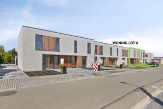 <span><span>Residentieel wonen in het landelijke Jonkershove (deelgemeente van Houthulst) waarbij iedere woning voorzien is van een ruim bijgebouw van ca. 40 m² (dubbele garage/loods). <br /><br /><strong>TRYCKEGOED</strong> is een kleinschalig en uiterst energiezuinig nieuwbouwproject bestaande uit <strong>10 woningen</strong>. Drie woningen langs de Mgr. Schottestraat en 7 gekoppelde woningen langs de Bosdreef. Alle woningen worden opgeleverd met 3 ruime slaapkamers, parkeergelegenheid voor de woning en gekoppeld aan een erg ruime garage/loods (tot 40m²) die ook als werk/berg ruimte kan dienst doen. De bijgebouwen kunnen langs achteren via een afzonderlijke toegang bereikt worden. Een deur in het bijgebouw koppelt deze met de tuin van iedere woning. </span></span><br /><br /><span><span><strong>Comfort, energiezuinigheid en kwaliteit zijn de eigenschappen van deze kleinschalige realisatie.</strong><br /><br />Tijdens de ontwerpfase werd veel aandacht geschonken aan enerzijds de <strong>energiezuinigheid</strong> </span></span><span>(reeds eerste <strong>e-peil bekend van -15</strong> !!! )</span> <span><span>en anderzijds het <strong>wooncomfort </strong>van de bewoners:</span></span>
<ul>
<li><strong><span><span>Praktische indeling;</span></span></strong></li>
<li><strong><span><span>Veel lichtinval;</span></span></strong></li>
<li><span><span><strong>Handige en ruim bijgebouw</strong> (dubbele garage/loods);</span></span></li>
<li><span><span>Regenwaterput van <strong>10.000L per woning</strong>; </span></span></li>
</ul>
<span><span>Op deze manier is het zowel binnen als buiten aangenaam vertoeven in deze woningen.<br /><br /><strong><u>Indeling:</u></strong> Mooie inkom met gastentoilet, open leefruimte met open keuken gekoppeld aan een erg ruime keukenberging. Op eerste verdiep beschikt de woning over 3 zeer ruime slaapkamers, een badkamer (inloopdouche, dubbele lavabo en mogelijkheid voor een bad) en afzonderlijk toilet op de gang. <br /><br /><strong><u>Wat maakt TRYCKEGOED uniek:</u></strong></span></span>
<ul>
<li><span><span>Beter dan BEN (E4 tot E20) -> 100% korting op onroerende voorheffing voor 5 jaar en S23 tot S28 (afhankelijk van type woning);</span></span></li>
<li><span><span>Aluminium buitenschrijnwerk;</span></span></li>
<li><span><span>Energiezuinig project (vloerverwarming met <strong>warmtepomp (l/w), 8 zonnepanelen per woning</strong>, warmtepomp met ingebouwde boiler voor sanitair warm water,…);</span></span></li>
<li><span><span>Ventilatiesysteem D; </span></span></li>
<li><span><span><strong>Kleinschalig project</strong>;</span></span></li>
<li><span><span><strong>Rustige ligging</strong>;</span></span></li>
<li><span><span>Kwalitatieve architectuur en materiaalkeuze;</span></span></li>
<li><span><span><strong>Uniek concept met ruime dubbele garages/loodsen</strong> gekoppeld aan woning;</span></span></li>
<li><span><span>...</span></span></li>
</ul>
<span><span><em>De oplevering van dit nieuwbouwproject is voorzien bij akte.<br /><br />Prijs garage op aanvraag (dient mee aangekocht te worden per woning).</em><br /><br />Dit is een realisatie van Marc Demeulenaere. Wie reeds gebouwd heeft met deze bouwheer, weet dat we hier spreken van een zeer kwalitatieve opdrachtgever met oog voor kwaliteit en degelijkheid. U ziet onmiddellijk aan de werf dat dit project een goede opvolging geniet. <br /><br /><strong>Bent u op zoek naar een prachtige nieuwbouw als eigen woning of een goede investering met gegarandeerd rendement? Plan dan snel uw afspraak! Contacteer ons op het nummer 051 50 11 51 of via diksmuide@diksimmo.be.</strong></span></span>