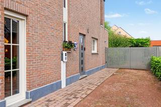 <p><span>Uitstekend gelegen gezinswoning met 3 slaapkamers, losstaande garage en gezellige tuin</span></p><p><span> </span></p><p><span>Dit betreft een goed uitgeruste halfopen bebouwing op een schitterende woonlocatie aan de dorpskern.</span></p><p><span>De woning is gelegen op wandelafstand van winkels, scholen, openbaar vervoer en het vernieuwde gemeentepark met speeltuin.<br />De recent vernieuwde badkamer, de energetische vernieuwingen met airco en zonnepanelen en de fijne tuin zijn slechts enkele van de troeven.<br /><br /></span><span>INDELING</span><span><br /><br /></span></p><p><span>Gelijkvloers:</span></p><p><span>Oprit met plaats voor meerdere wagens en laadpunt voor elektrische wagen.</span></p><p><span>Inkomhal.</span></p><p><span>Lichtrijke woonkamer met gezellige zithoek en haard.</span></p><p><span>Open, goed uitgeruste keuken.<br />Leefveranda die connectie maakt met de tuin.</span></p><p><span>Apart toilet en technische berging.</span></p><p><span>Gezellige en zonnige tuin met veel groen en verschillende terrassen.</span></p><p><span>Losstaande garage met automatische setionaalpoort, eveneens is de oprit afgesloten met een automatische poort.</span></p><p><span> </span></p><p><span>1e verdieping:</span></p><p><span>3 comfortabele slaapkamers waarvan 1 met ingemaakte kasten.</span></p><p><span>Recent vernieuwde badkamer met inloopdouche, lavabomeubel en toilet.</span></p><p><span> </span></p><p><span>Zolder:</span></p><p><span>Ruime zolder met mogelijkheid tot extra kamer(s).</span></p><p><span> </span></p><p><span>EXTRA</span></p><p><span>Bouwjaar 1989, doorheen de jaren goed onderhouden met regelmatig vernieuwingswerken.</span></p><p><span>PVC ramen met driedubbele beglazing.</span></p><p><span>CV via HR Condensatieketel op aardgas.</span></p><p><span>Asbestveilig (maar mogelijk niet asbestvrij).</span></p><p><span>Gehele bovenverdieping voorzien van ingebouwde airco. </span></p><p><span>Zonnepanelen aanwezig.</span></p><p><span>Laadpunt voor elektrische wagen aanwezig.</span></p><p><span>Elektriciteit niet conform.</span></p><p><span>Uitstekend gelegen in residentiële woonstraat op een steenworp van de dorpskern en het gemeentepark.</span></p><p><span>Vlotte ontsluiting richting E34 (Antwerpen-Gent), Sint-Niklaas en omliggende gemeenten.</span></p><p><span> </span></p><p><span>EPC: Label B - 132kWh/m²</span></p><p><span>Wg - Vg - Gvv - Gvkr - Gmo</span></p><p><span> </span></p><p><span><br /><br /></span></p><p><span> </span></p><p><span> </span></p>
