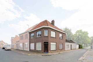 Ontdek deze ruimte woning gelegen op de Heikant in Zele die ideaal is voor de handige harry's onder ons. <br /><br />Indeling: ruime leefruimte met naastliggend een eerste (slaap)kamer dat momenteel dient als stockageruimte, de keuken met eetkamer en de badkamer. Op het verdiep vinden we nog 3 ruime slaapkamers terug wat dus voldoende ruimte biedt voor gezinnen met kinderen of voor mensen die graag een extra kamer willen hebben voor bijvoorbeeld een thuiskantoor of hobbyruimte. <br /><br />De woning beschikt over een karakteristieke uitstraling en een uitstekende bouwkwaliteit. De woning heeft een energielabel E, wat betekent dat er nog ruimte is voor verbetering op het gebied van energiezuinigheid. <br /><br />De tuin van de woning is georiënteerd op het zuiden, wat betekent dat er constant zon aanwezig is. Alsook is er voldoende ruimte tot stockage in de tuin. <br /><br />Heb je interesse of wens je meer informatie? Contacteer Kyan via kyan@woonvast.be of 0470 35 32 06