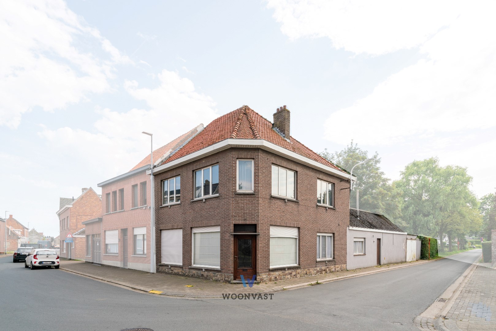Ruime te renoveren woning met 4 slaapkamers in Zele! - foto 1
