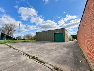 <strong>Wervik - Loods met een oppervlakte van 405 m² te huur.</strong><br /><br />+ Sectionale automatische poort<br />+ Geïsoleerd<br />+ Gepolierde beton<br />+ 5 parkeerplaatsen<br />+ drijfkracht aanwezig<br /><br /><em>Huurprijs = 1800 euro + 1/12 onroerende voorheffing</em>