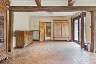 Le bâtiment est actuellement divisé comme suit :Rez-de-chaussée :- Hall d'entrée spacieux avec toilettes invités- Salon lumineux avec...