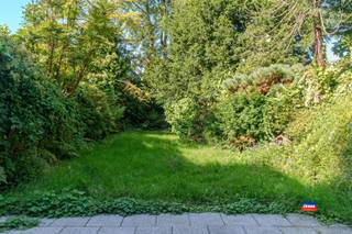 <p><span>HOBOKEN | PORTUGEZENHOEK | TE MODERNISEREN BEL-ETAGE MET TWEE TOT DRIE SLAAPKAMERS EN TUIN OP EEN TOTALE GRONDOPPERVLAKTE VAN 227m² | EPC E |</span></p><p><span>Indeling als volgt: gelijkvloers: voortuin/ dubbele oprit - inkomhal - garage met aansluiting wasmachine - gastentoilet - berging met cv-ketel - vestiaire - veranda - mooie tuin.</span></p><p><span>Eerste verdieping: traphal - ruime woonkamer - geïnstalleerde keuken - terras.</span></p><p><span>Tweede verdieping: traphal - oorspronkelijk drie slaapkamers, momenteel ingedeeld als 2 slaapkamers (26 en 12m²) - badkamer met ligbad/douche, dubbele lavabo en toilet.</span></p><p><span>Solide betonconstructie met elektrische sectionale garagepoort. </span></p><p><span>Gelegen in een rustige woonwijk in de onmiddellijke omgeving van winkels, scholen en openbaar vervoer.</span></p>