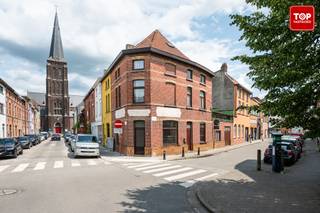 Deze te renoveren woning is gelegen op 5 minuten fietsen van station Gent Dampoort en Gent centrum.De woning beschikt over een grote garageruimte die...