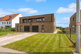 <p><strong>ALTRO VASTGOED VERKOOPT:</strong></p><p>Deze kwalitatieve, halfopen nieuwbouwwoning geniet een uitstekende bereikbaarheid. Gelegen aan de zonovergoten rechterkant van het gebouw, geniet u hier op een ruim perceel van een ongeziene lichtinval en een adembenemend, open zicht op de achterliggende velden.</p><p>De troef van het gelijkvloers is de riante living met open, hoogwaardige leefkeuken. Deze is voorzien van een groot kookeiland met geïntegreerde kookplaatafzuiging en enorm veel opbergruimte, met een perfect zicht op de leefruimte en tuin. Aan de inkomhal bevindt zich een gastentoilet en een aparte kamer, ideaal als bureau of praktijkruimte. Daarnaast beschikt de woning over een handige wasberging met rechtstreekse toegang tot de inpandige garage met elektrische poort en een ruime oprit.</p><p>Op de eerste verdieping wachten 3 ruime slaapkamers en een royale, luxueuze badkamer compleet met inloopdouche, ligbad, toilet en een dubbele lavabo.</p><p>Ook technisch en buiten is alles tot in de puntjes afgewerkt: de tuin is reeds aangelegd, volledig omheind en voorzien van een platform voor een tuinhuis. Dankzij de warmtepomp en zonnepanelen woont u hier bovendien uiterst energiezuinig.</p><p>Betaalbare en volledig afgewerkte nieuwbouw is schaars op de markt. Deze woning is beslist uw bezoek waard!</p><p><strong>Interesse?</strong> Maak snel uw afspraak: Leen De Clercq – Altro Vastgoed | 0478 69 84 34 | Leen@altrovastgoed.be</p>