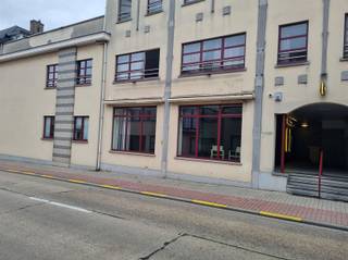 Mooi en ruim appartement met 1 slaapkamer in het stadscentrum van Zoutleeuw.De algemene onkosten van 38 € omvatten het onderhoud en gebruik van de...