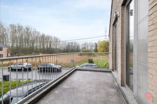 Vandaag nemen we je mee naar een instapklaar appartement gelegen in Wintam. Het appartement wordt omringd door groen, rust en bevindt zich vlak bij de dijk.<br /><br />Het appartement is beschikbaar via twee ingangen, één vooraan en één achteraan. Beide zijn privatieve ingangen, er is geen gemeenschappelijke inkom.<br /><br />Bij het betreden van het appartement langs de voorzijde kom je terecht in de inkomhal. Deze geeft toegang tot verschillende ruimtes, als eerste de ruime en open leefruimte met aansluitend de keuken met deels vernieuwde toestellen. Verder beschikt het appartement over twee slaapkamers, een badkamer met douche, bad en dubbele lavabo, een praktische berging en een apart gastentoilet.<br /><br />Zeer praktisch is dat het appartement over een ruime opbergzolder beschikt, die te bereiken is via een uitschuifbare trap.<br /><br />Het appartement biedt twee prachtige buitenruimtes, zowel een terras aan de leefruimte met een mooi open zicht als een tuin langs de achterzijde van de keuken.<br /><br />Verder is er nog een autostaanplaats verplicht aan te kopen voor 10 000 euro.<br /><br />Ben je opzoek naar een leuk appartement? <br />Contacteer ons gerust via yordi@julimmo.be of 03 303 39 36.