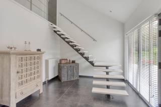 <p>Instapklare, moderne gezinswoning met 3 slaapkamers, veranda en verzorgde tuin.<br /><br />INDELING<br /><br />Gelijkvloers<br />Hier bevindt zich een lichtrijke leefruimte van 40m² (met airco en gashaard) met aansluitend een open, moderne keuken (14m²), uitgerust met hoogwaardige toestellen waaronder een Borreti fornuis. Verder zijn er een praktische wasplaats/berging, een apart toilet en een ruime inpandige garage (met plaats voor twee wagens. Aan de achterzijde is het in de gezellige veranda genieten van het mooie zicht op de tuin.<br /><br />Verdieping<br />De verdieping beschikt over drie slaapkamers (18,5m² - 11m² - 11m²), waaronder een masterbedroom met ingebouwde kast en airconditioning.<br />Daarnaast zijn er een aparte berging (20m²) en een dressing die rechtstreeks aansluit op de recent vernieuwde badkamer, uitgerust met inloopdouche, ligbad en dubbel lavabomeubel.<br /><br />De tuin is volledig omheind, zorgvuldig aangelegd en perfect onderhouden.<br />U kan er in alle rust genieten op het overdekte, verwarmde terras – ideaal om het hele jaar door buiten te vertoeven.<br /><br />BIJZONDERHEDEN<br />- EPC label C<br />- airco in de woonkamer & hoofdslaapkamer<br />- veranda aangebouwd in 2015<br />- verwarmde pergola<br /><br />POSITIEVE ASPECTEN<br />- instapklaar en uitstekend onderhouden<br />- moderne, lichtrijke woonst<br />- tijdloze en kwalitatieve materiaalkeuzes<br /><br />Kortom, deze woning biedt alle troeven voor wie op zoek is naar een instapklaar en comfortabel thuis.</p>