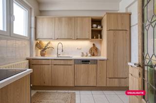 Dit prachtig gelegen appartement op de derde verdieping in de residentie "Formentor" biedt u het beste van Blankenberge. Gelegen op de Zeedijk, vlakbij de iconische Pier, geniet u hier elke dag van een uniek schilderij van strand en zee. Indeling appartement:- inkomhal met gastentoilet- woonkamer met terras en panoramisch zeezicht- aparte keuken- vernieuwde badkamer met nieuwe condensatieketel- twee ruime slaapkamers achteraan (13m² + 10m²) waarvan één slaapkamer met ensuite een dressing.- privatieve kelder- één appartement per verdieping- Energiescore B en een conforme elektriciteitskeuringWens je meer informatie of een bezoek? Contacteer onze expert woonvastgoed Céline Desmet: +32 472 18 38 50celine.desmet@dewaele.comDeze AI-visualisaties zijn bedoeld als inspiratie. Er werd geen rekening gehouden met technische specificaties, stedenbouwkundige voorschriften of de concrete mogelijkheden tot realisatie.Bestuursmaatregelen in het maatregelenregister: nee
