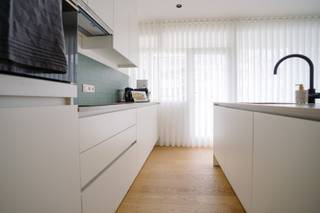 Dit schitterend vernieuwde appartement is gelegen op de 3DE verdieping van de residentie PAUL FELIX, de residentie bevindt zich op een absolute toplocatie. Vlakbij het centrum en vlakbij de Albert-I Promenade. Het appartement werd volledig gestript en volledig vernieuwd waarbij kosten noch moeite gespaard werden. De ruime woonkamer geniet van enorm veel lichtinval en beschikt over een zonnig terras, de open keuken is voorzien van alle toestellen. Verder is er een ruime berging met aansluiting voor wasmachine, de badkamer beschikt over een inloopdouche en wasmeubel. Er zijn 2 ruime slaapkamers waarvan 1 voorzien is van ingemaakte kasten. De derde kamer doet momenteel dienst als bureau maar hier kan perfect een enkelbed geplaatst worden. Achteraan is er nog een klein terras aanwezig. De residentie beschikt over een fietsenberging en er hoort tevens een kelder bij het appartement.