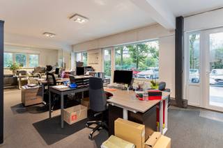 Buurt Oud Strijderslaan - KANTOOR OF VRIJ BEROEP - Op het gelijkvloers van een mooi gebouw met lift, prachtige gerenoveerde en modulaire ruimte...