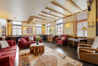 Aan de poort van de Vlaamse Ardennen, op de hoek van de Hundelgemse Steenweg en de Muntestok in Merelbeke, ligt dit uniek historisch pand met...