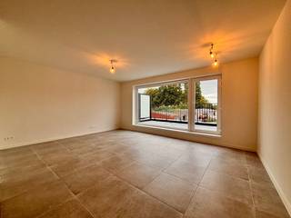 Wie graag ruim en centraal woont, vindt in deze nieuwbouwwoning in het centrum van Eernegem heel wat troeven. Dankzij de centrale ligging bevinden winkels, scholen, horeca en andere dagelijkse voorzieningen zich vlakbij.<br /><br />De woning biedt een royale en lichtrijke leefruimte met aansluitend een mooie, volledig geïnstalleerde keuken. Van hieruit is er toegang tot het ruime terras, waar je heerlijk buiten kunt genieten. Met maar liefst 4 volwaardige slaapkamers is de woning ideaal voor het hele gezin. De ruime badkamer is uitgerust met zowel een inloopdouche als een ligbad. Daarnaast zorgen 2 bergingen, een fietsenberging, een zolder en 2 afzonderlijke toiletten voor heel wat praktische ruimte.<br />Een afzonderlijke garage maakt het geheel compleet en biedt bijkomende parkeer- en opbergruimte.<br /><br />Kortom, een ruime en energiezuinige gezinswoning op een centrale locatie, met 4 slaapkamers, een complete badkamer, heel wat praktische ruimte en een eigen garage.<br /><br />Benieuwd naar deze nieuwbouwwoning? Neem contact op met Ward via 0470 20 66 88 en plan jouw bezoek!