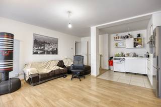 In the vibrant neighborhood of Rue Neuve, Place des Martyrs, and Wolvengracht, at Zilverstraat 16 in Brussels, you will find this spacious apartment for sale of approximately 85 m², located on the 4th floor, consisting of:a spacious living room,a fitted kitchen,a terrace adjoining the living room,a bathroom with bathtub,a separate toilet and a storage/laundry room,two bedrooms,a cellar,EPC: C.