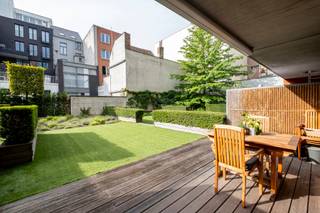 Prachtig nieuwbouwappartement met terras gelegen in een rustige zijstraat van de Scheldekaaien. Topligging! <br /><br />Beschikbaar vanaf 01 mei.<br /><br />Indeling: <br />inkomhal met apart toilet en berging, ingemaakte vestiairekast. Lichte leefruimte met moderne open keuken die volledig is uitgerust met kwalitatieve toestellen ( koelkast, oven, dampkap, vaatwasser, elektrisch kookvuur), ruim terras van 10m², badkamer met inloopdouche en dubbel lavabomeubel, twee slaapkamers (16m² en 10m²). <br />De handige ondergrondse garagebox voor 2 wagens dient erbij gehuurd te worden aan 200 euro per maand. <br /><br />Bijzonderheden: <br />Alle verbruik met eigen meters. <br />Maandelijkse kosten: 165 euro voor de gemeenschappelijke delen.<br />Grijp uw kans voor deze mooie woonst en contacteer ons !